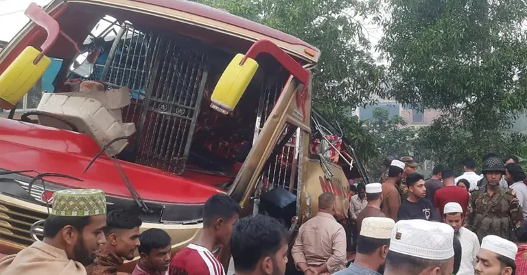 কুমিল্লায় বাস-ট্রেন দুর্ঘটনা